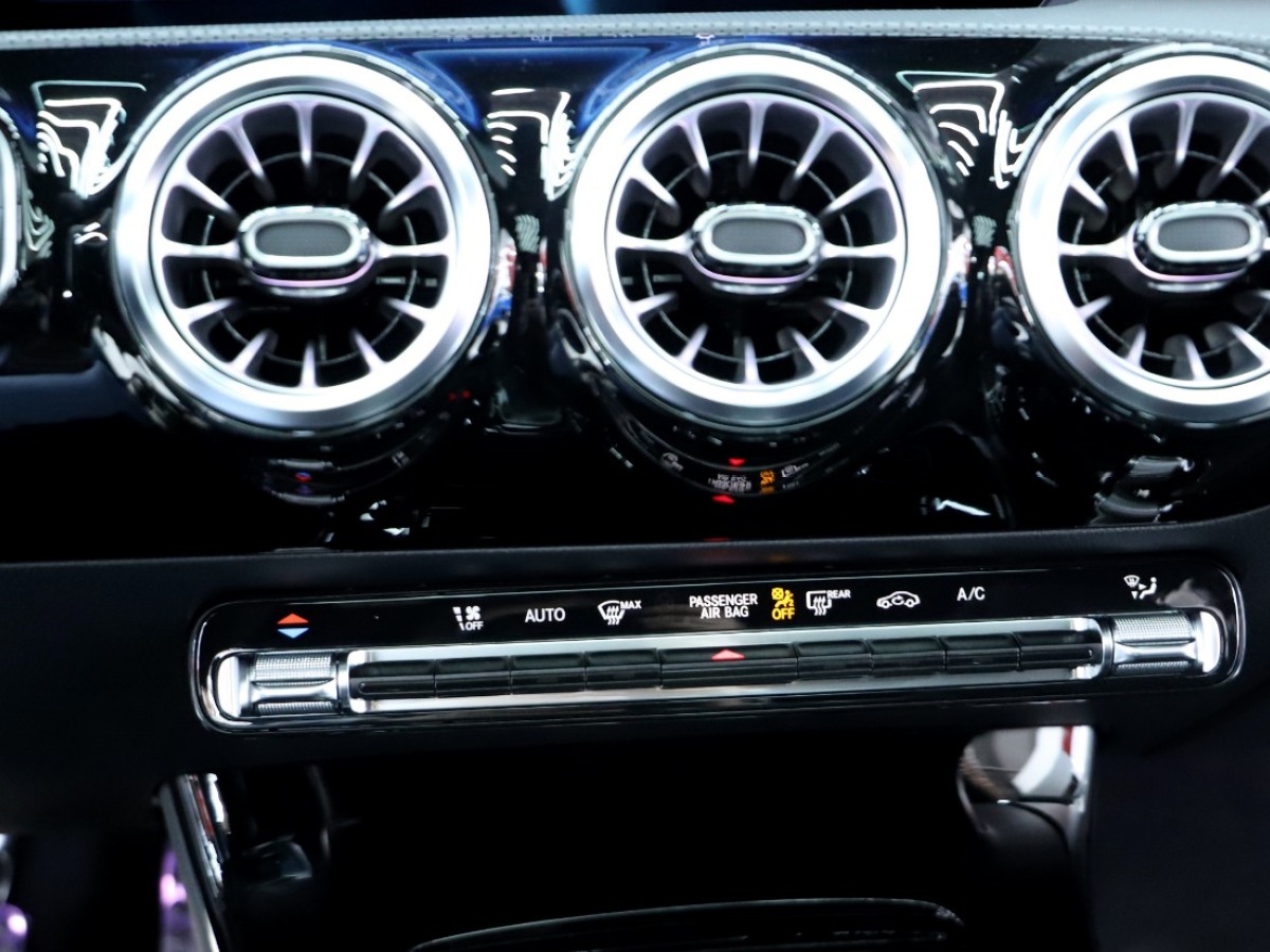 奔馳 奔馳A級(jí)AMG  2024款 AMG A 45 S 4MATIC+燃擎當(dāng)?shù)捞貏e版圖片