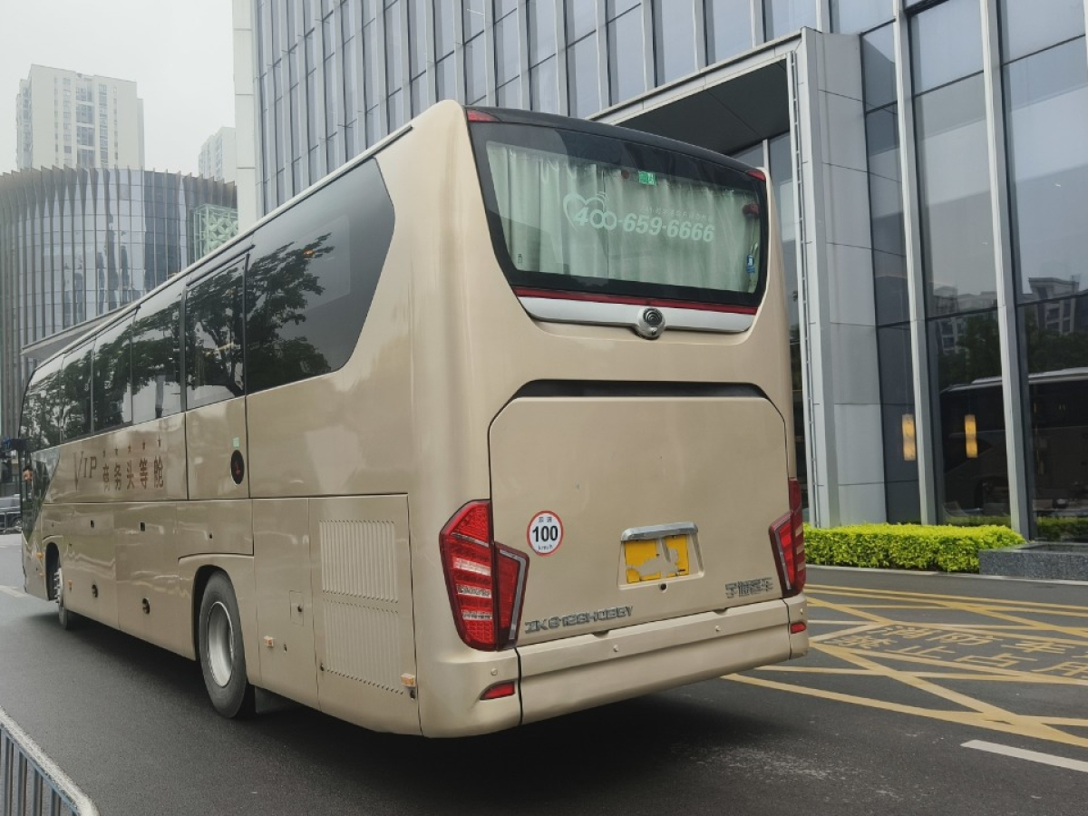 國五35座2+1宇通6128保姆車圖片