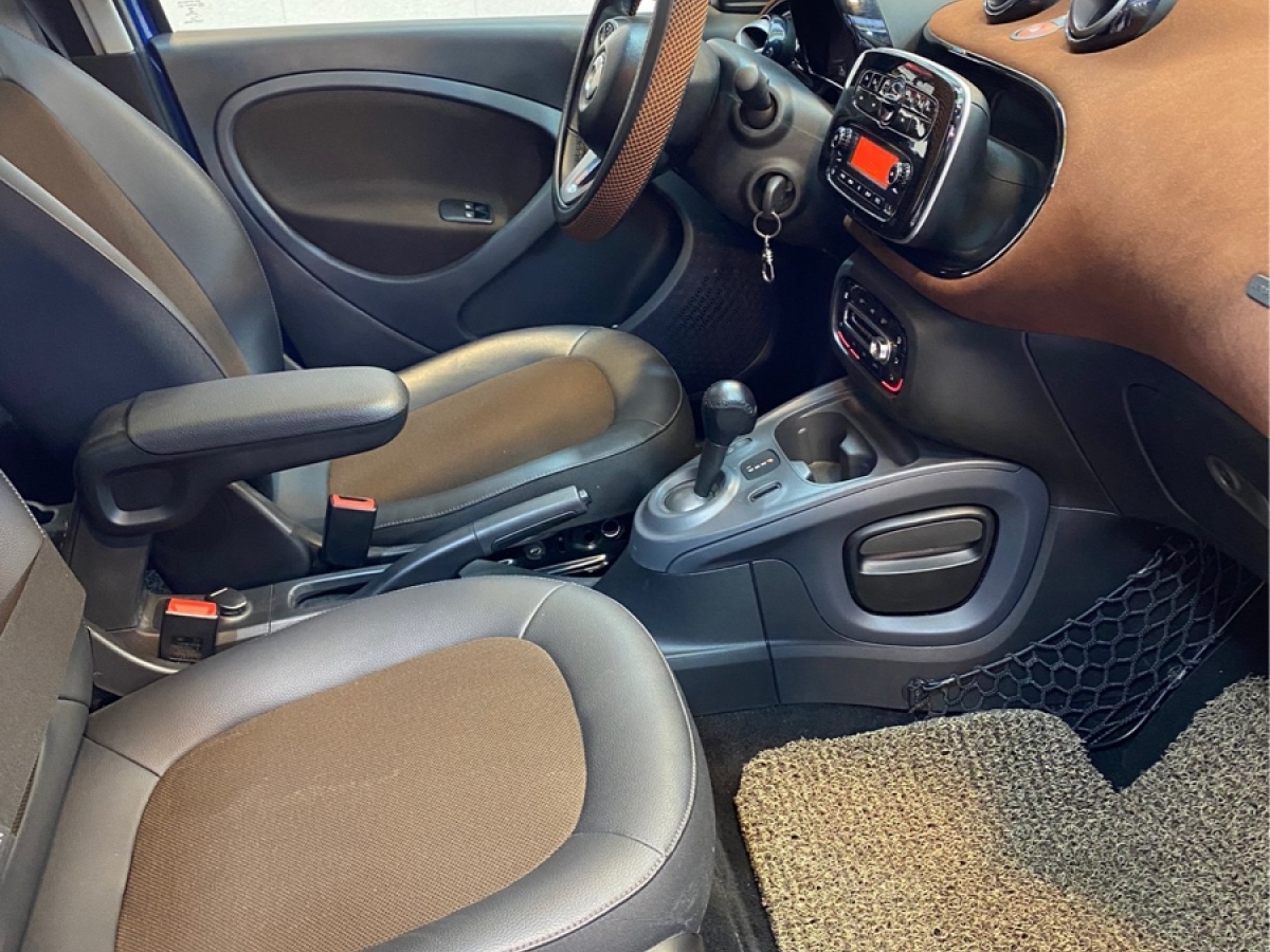 smart fortwo  2019款 0.9T 66千瓦馭風(fēng)藍(lán)特別版圖片