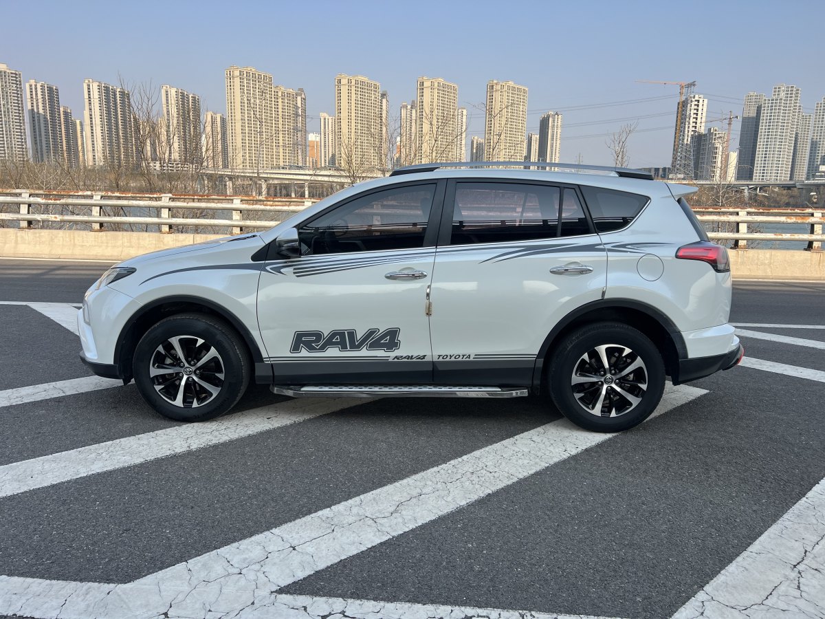 2017年3月豐田 RAV4  2016款 榮放 2.0L CVT兩驅(qū)舒適版