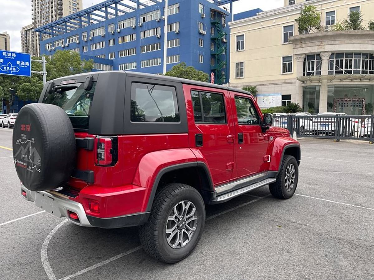 北京 BJ40  2023款 2.0T 自動四驅(qū)城市獵人版?zhèn)b客型圖片