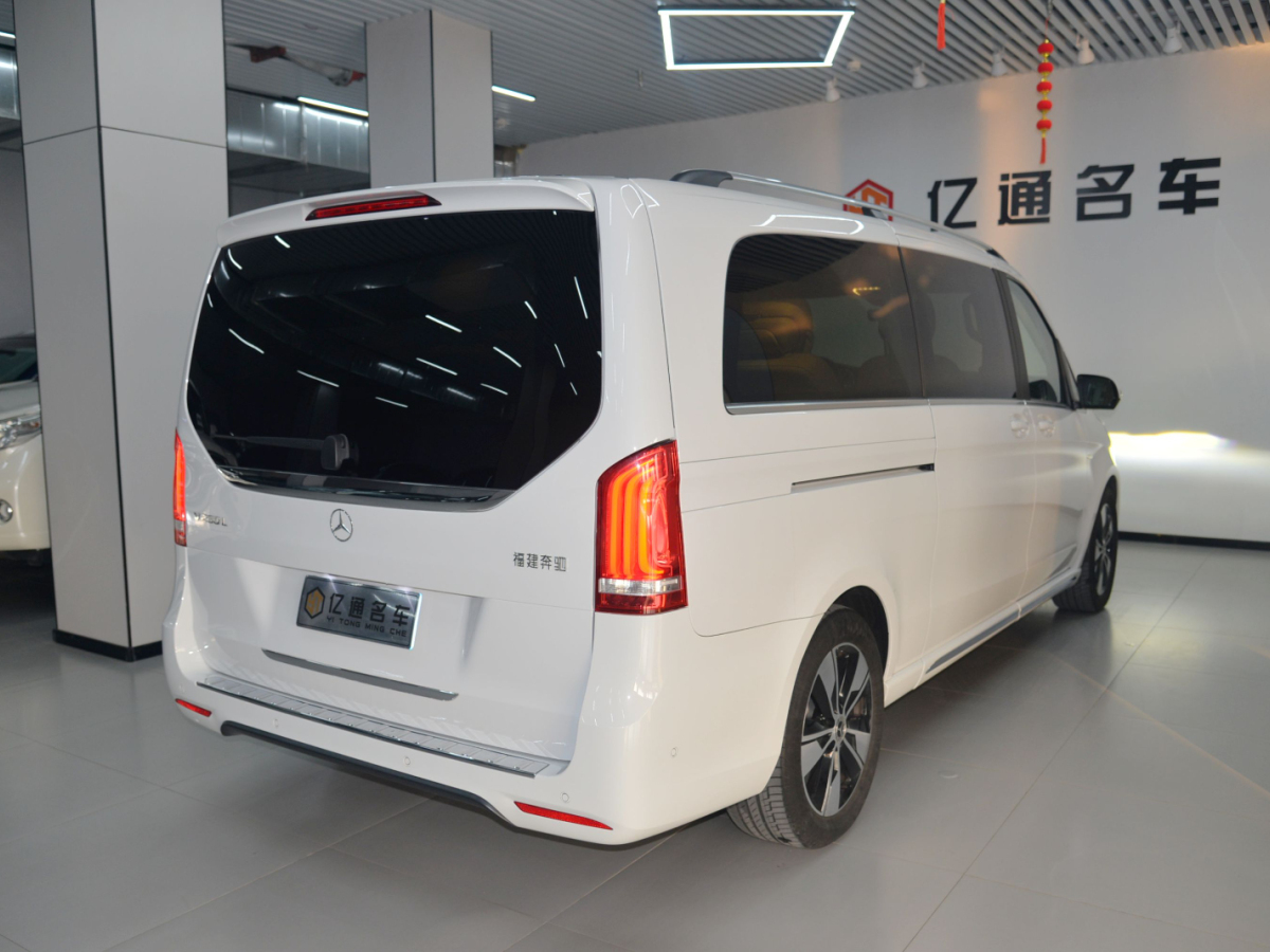 奔馳 V級(jí)  2021款 V 260 L 長(zhǎng)軸距豪華版圖片