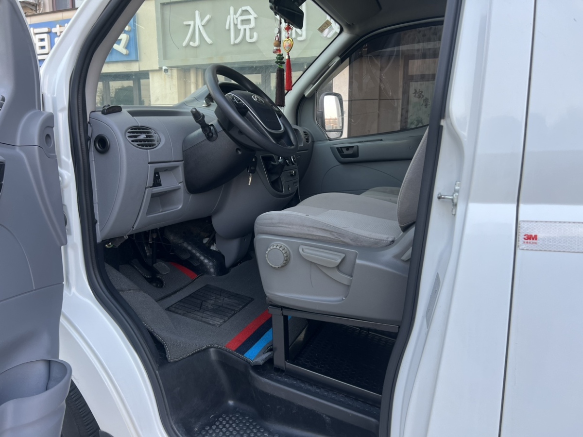 2020年06月上汽大通 V80  2021款 2.0T PLUS 手動(dòng)廂式貨車VAN短軸中頂3座