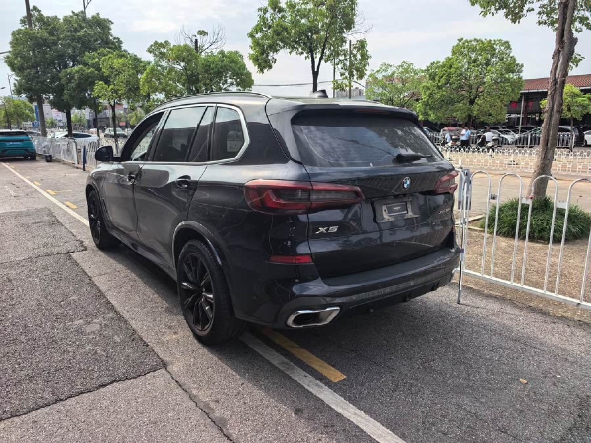 寶馬 寶馬X5  2022款 改款 xDrive 30Li 尊享型M運(yùn)動(dòng)套裝圖片