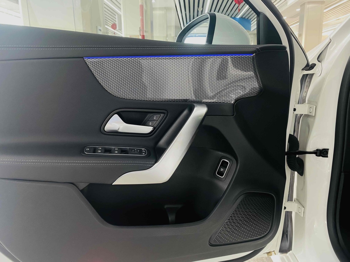 奔驰 奔驰A级  2022款 改款二 A 200 L 运动轿车时尚型图片