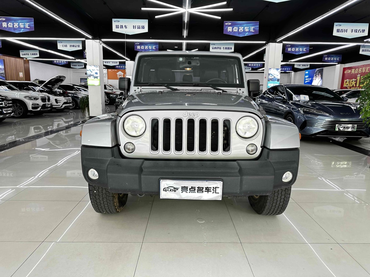 Jeep 牧馬人  2015款 3.0L Sahara 四門舒享版圖片