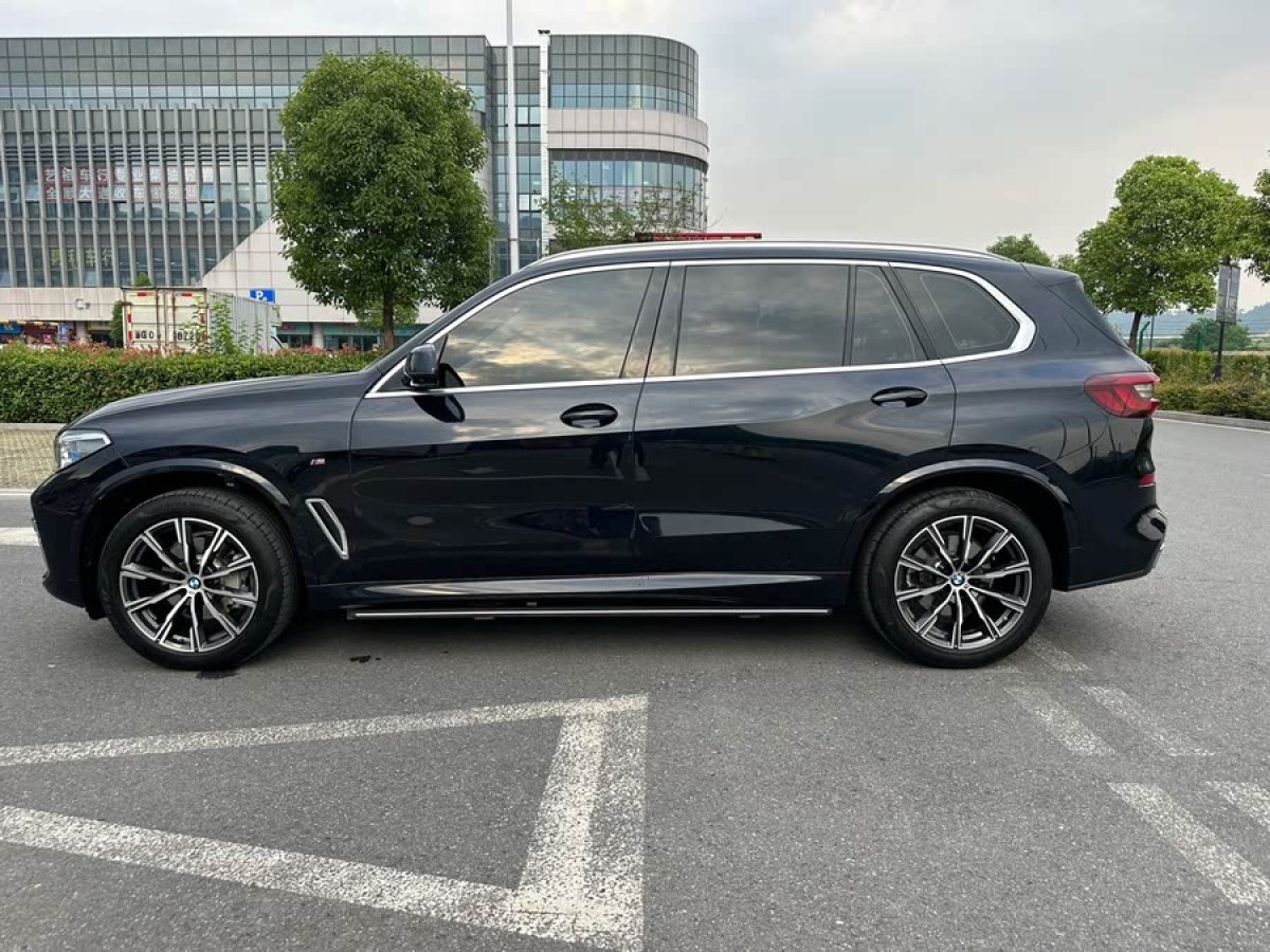 寶馬 寶馬X5  2022款 改款 xDrive 30Li 尊享型M運(yùn)動(dòng)套裝圖片