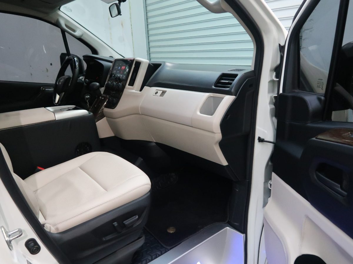 2022年8月丰田 HIACE  2011款 2.7L自动标准版13座