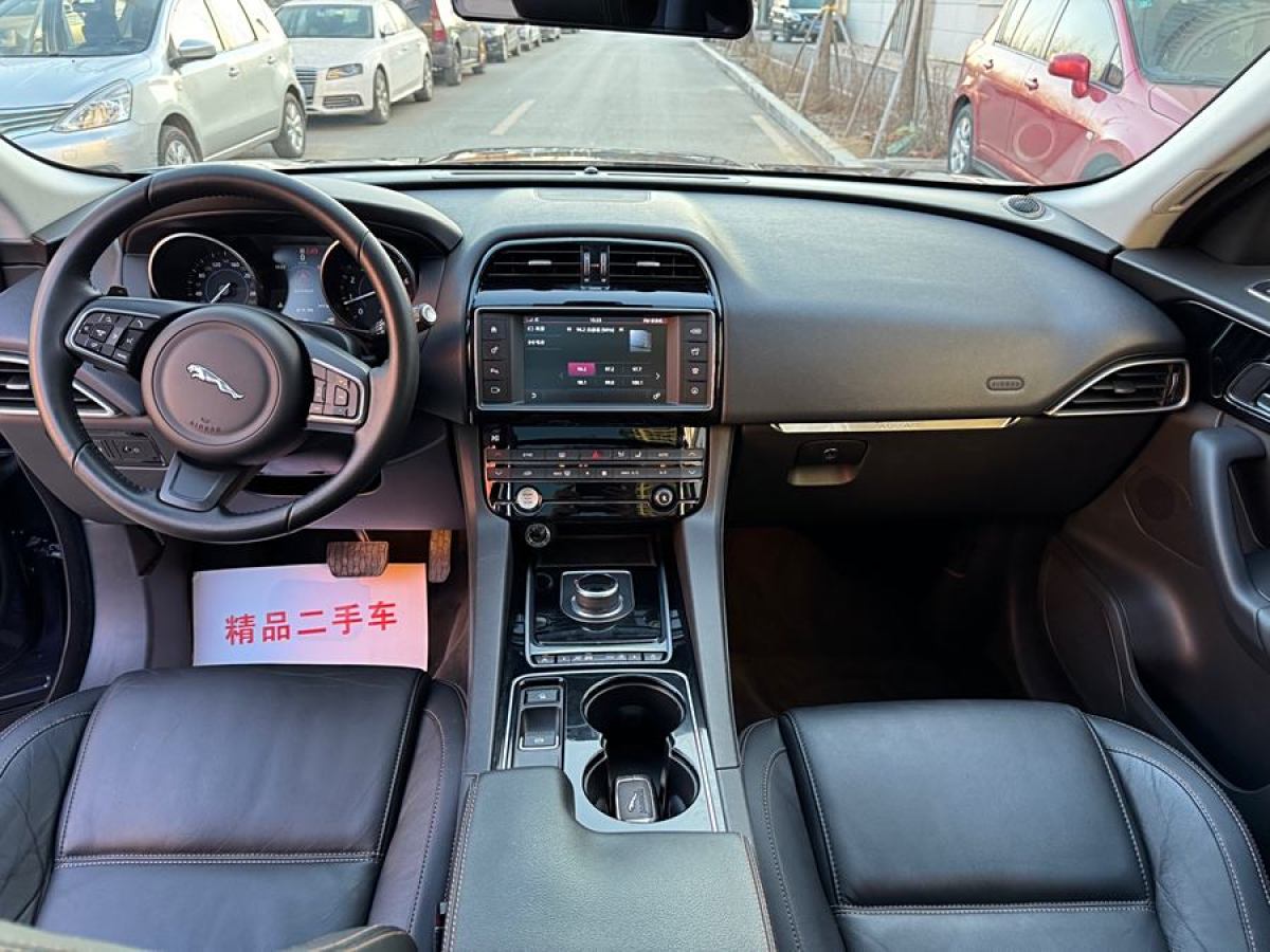 捷豹 F-PACE  2016款 2.0T 兩驅(qū)都市尊享版圖片