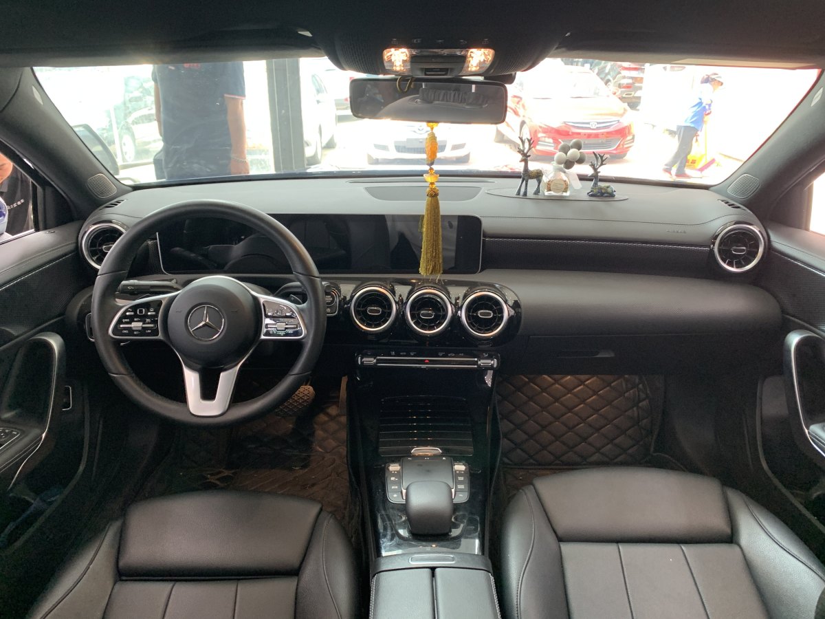 奔馳 奔馳A級(jí)  2020款 改款 A 200 L 運(yùn)動(dòng)轎車動(dòng)感型圖片