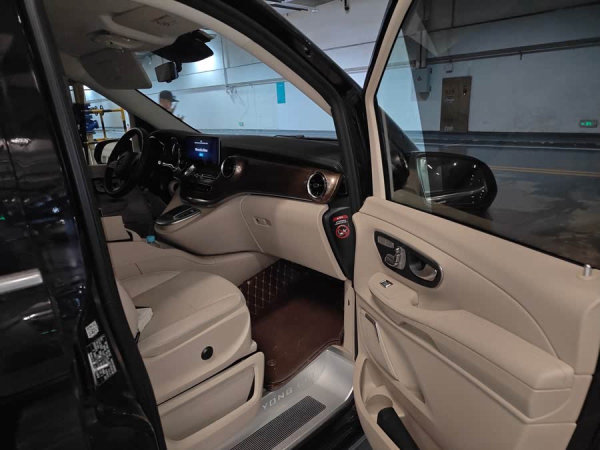 奔馳 V級(jí)  2022款 V 260 L 長(zhǎng)軸距豪華版圖片