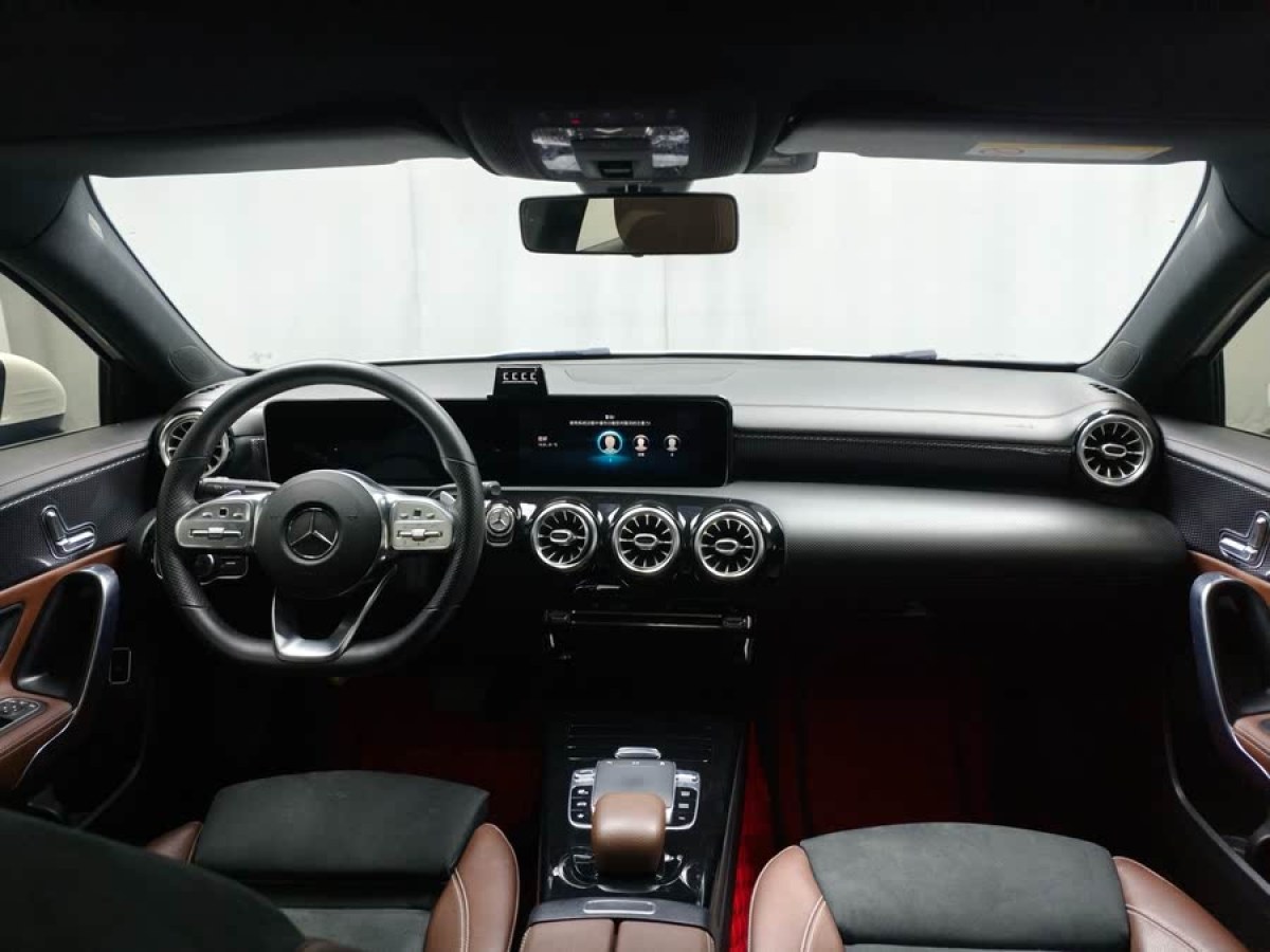 奔馳 奔馳A級  2020款 改款 A 200 L 運動轎車動感型圖片