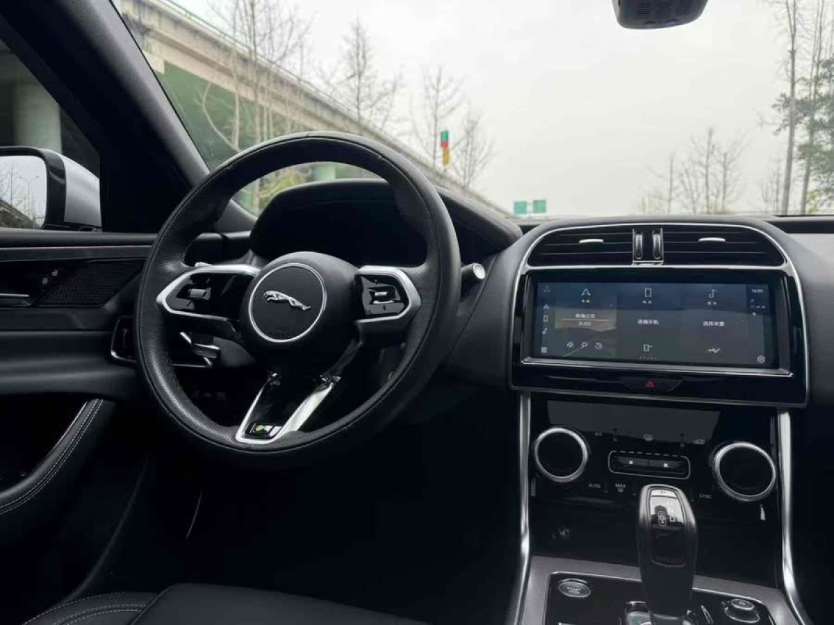 捷豹 XEL  2023款 2.0T 200PS R-DYNAMIC 青春運(yùn)動(dòng)版圖片