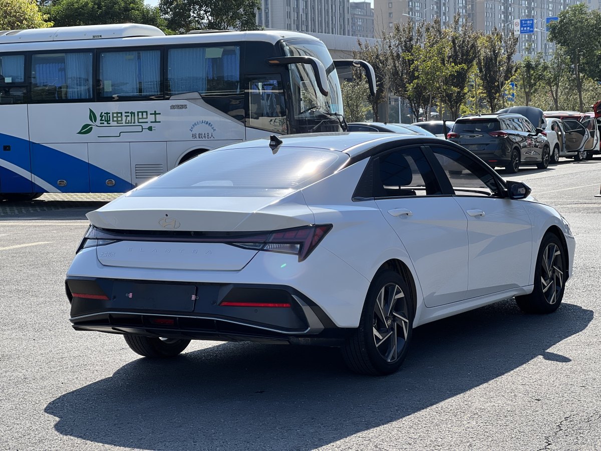 2024年2月現(xiàn)代 伊蘭特  2022款 1.5L CVT LUX尊貴版