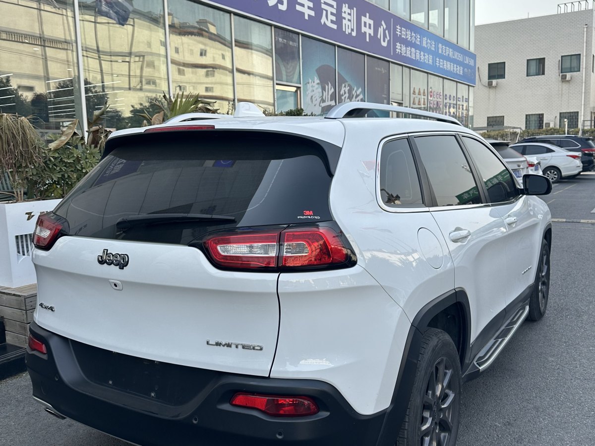 Jeep 自由光  2020款 2.0L 兩驅(qū)經(jīng)典運(yùn)動(dòng)版圖片