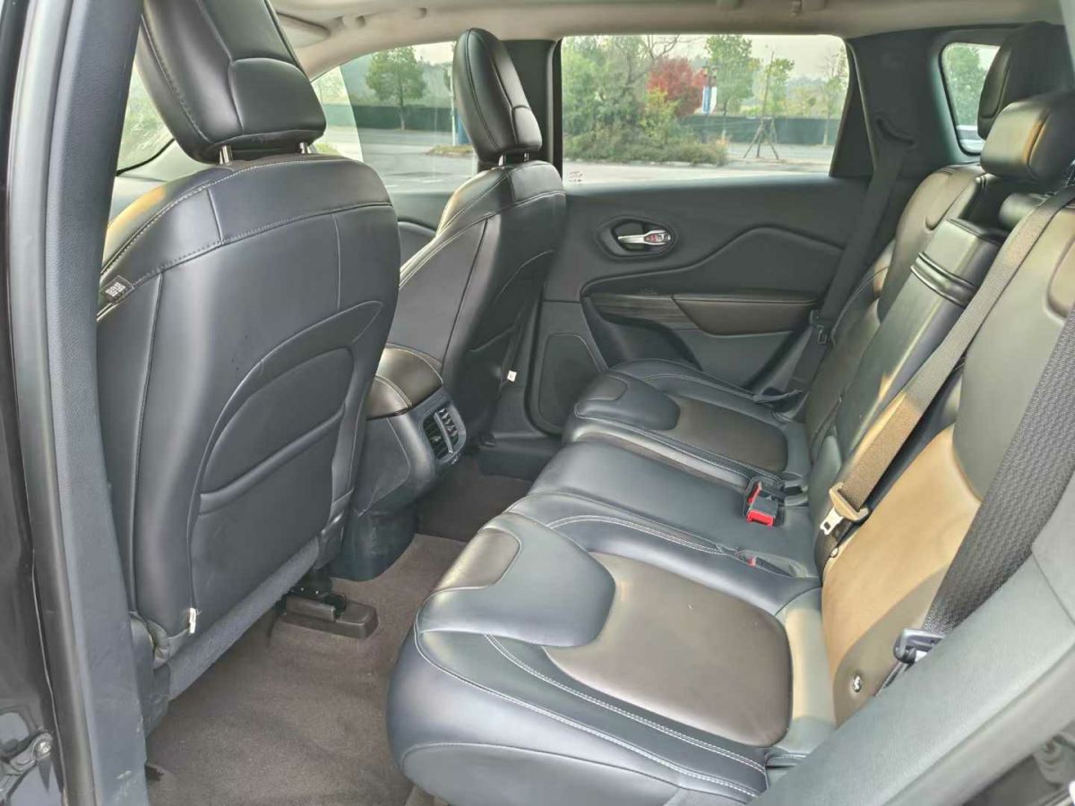 Jeep 自由光  2016款 2.0L 優(yōu)越版圖片