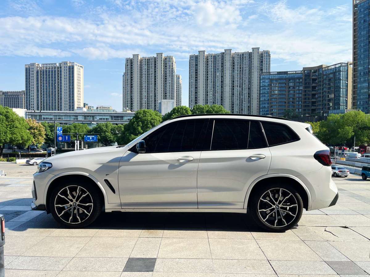 2021年11月寶馬 寶馬X3  2022款 xDrive30i 領(lǐng)先型 M曜夜套裝