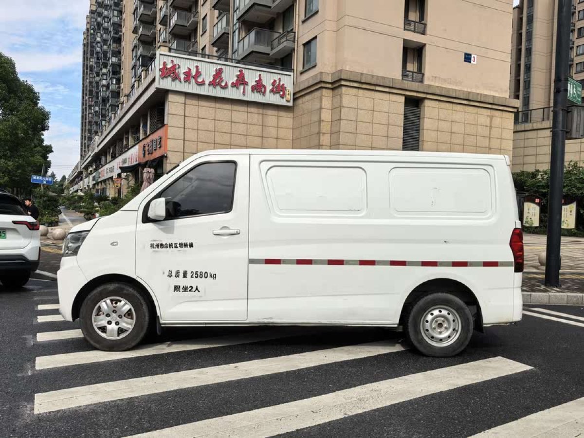 長(zhǎng)安歐尚 長(zhǎng)安睿行EM60  2022款 純電動(dòng)廂式運(yùn)輸車4525車長(zhǎng)平頂背掀門2座60kW 41.86kWh圖片