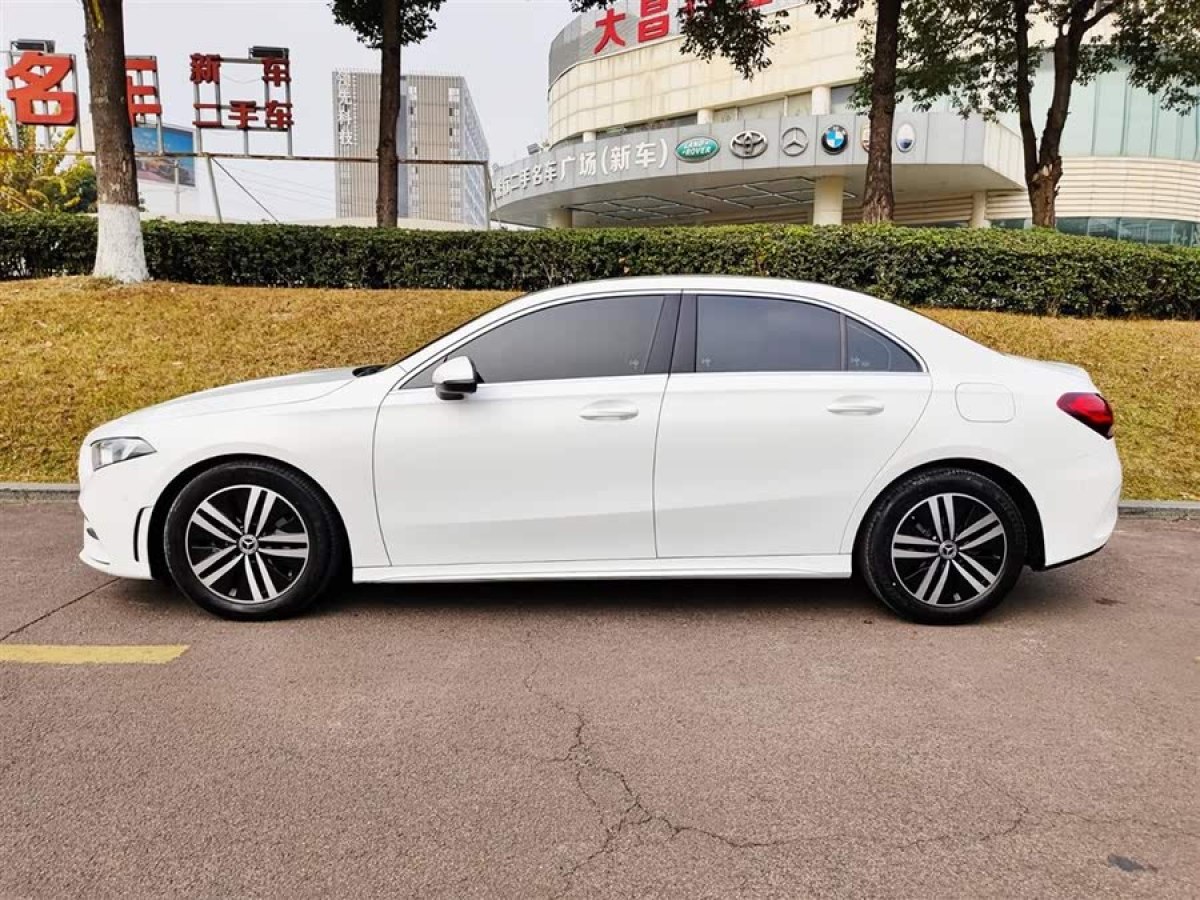 奔馳 奔馳A級  2020款 改款 A 180 L 運動轎車圖片