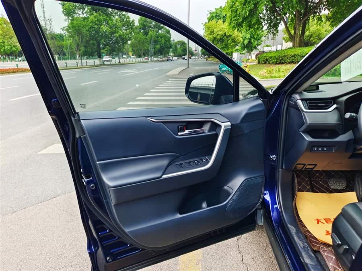 豐田 RAV4榮放  2022款 2.0L CVT兩驅(qū)風(fēng)尚版圖片