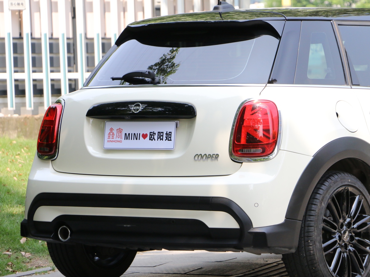 MINI MINI  2022款 改款 1.5T COOPER 經(jīng)典派 五門版圖片