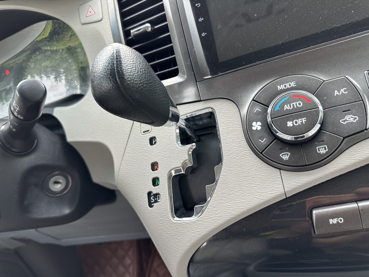 丰田 塞纳  2013款 3.5L 四驱自动型图片