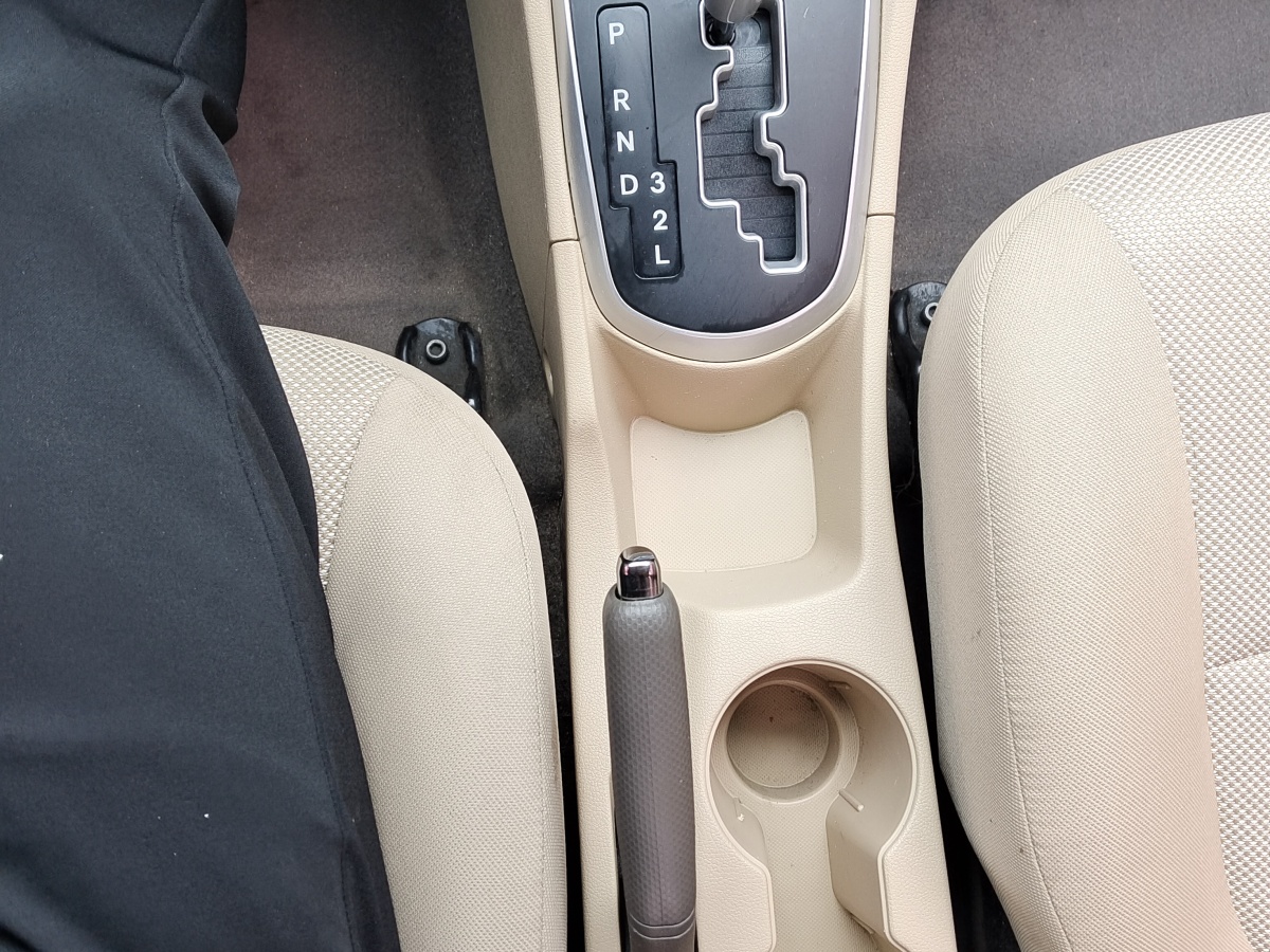 2011年7月现代 瑞纳  2010款 三厢 1.4L 自动舒适型GS