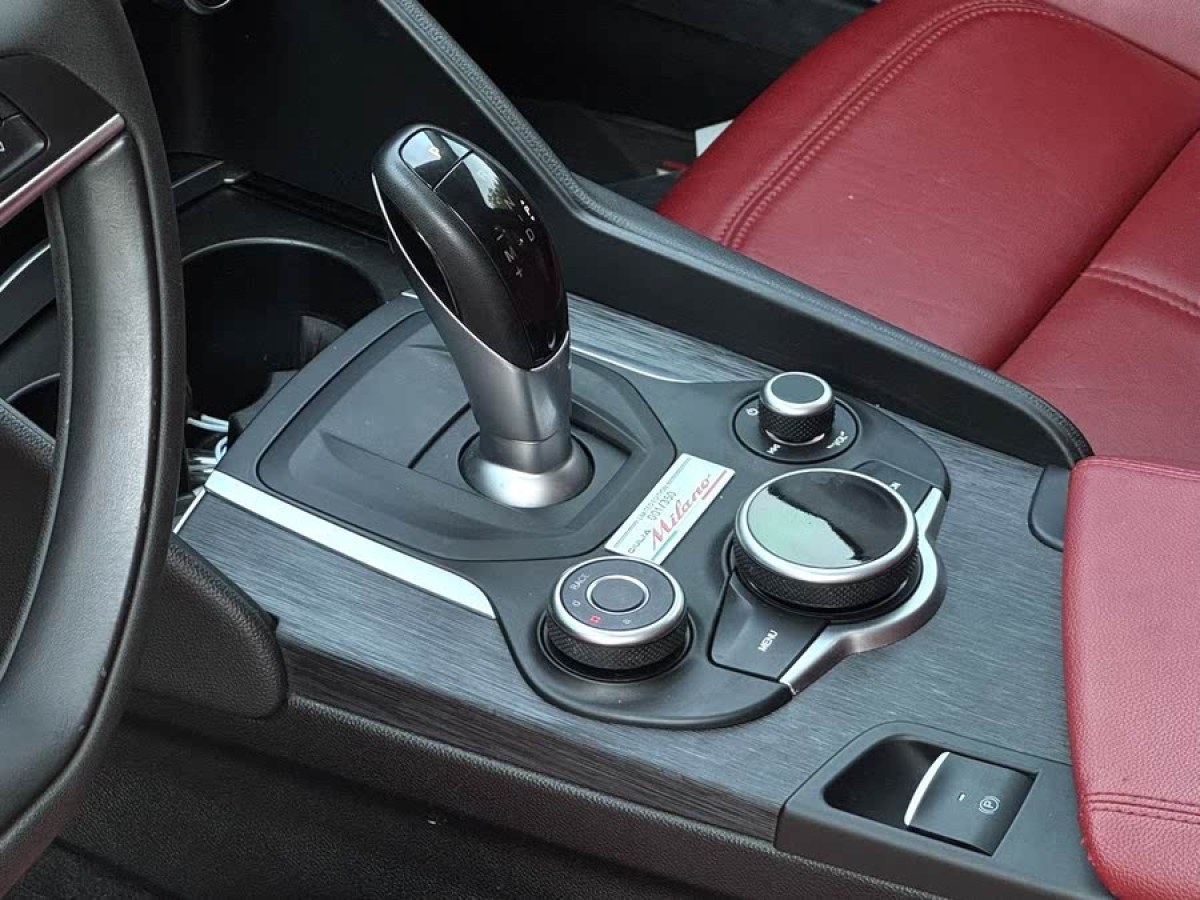 阿爾法·羅密歐 Giulia  2019款 2.0T 280HP Black Package黑標(biāo)限量版圖片