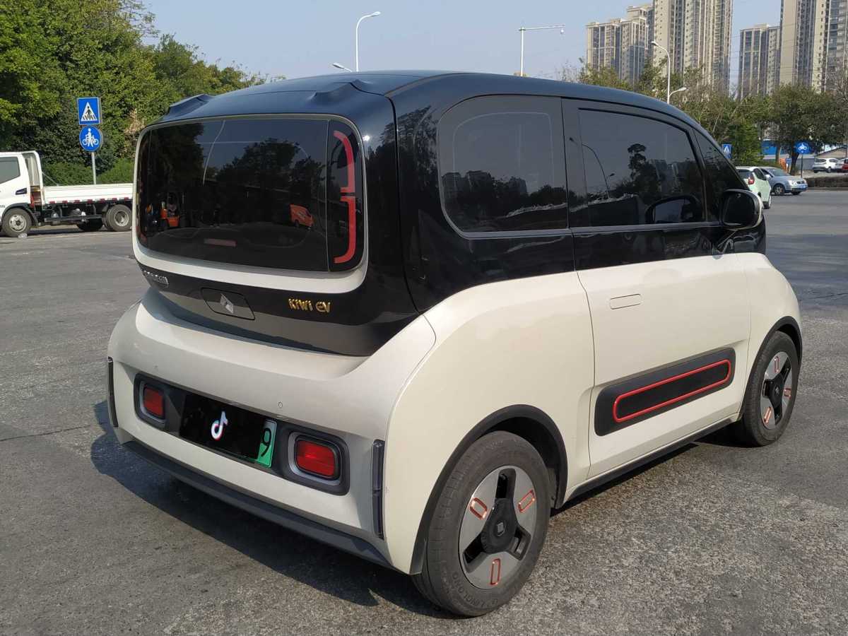 寶駿 寶駿KiWi EV  2022款 設(shè)計(jì)師輕享版 三元鋰圖片