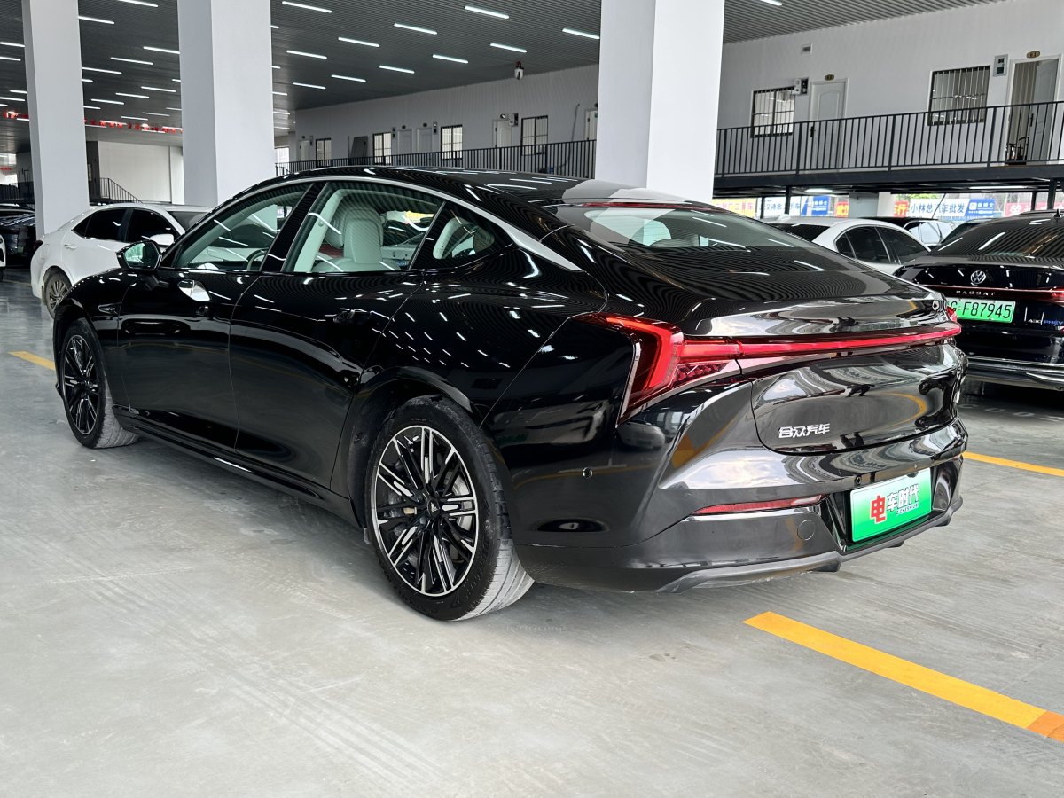 哪吒 哪吒S  2022款 純電 715km 后驅(qū)中版圖片