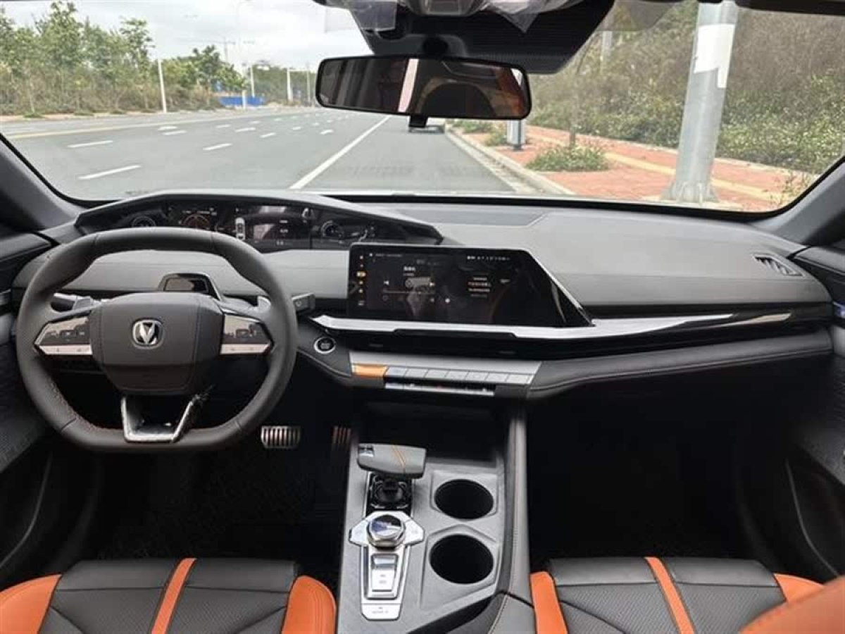 長安 長安UNI-V  2024款 1.5T 尊貴運動型圖片