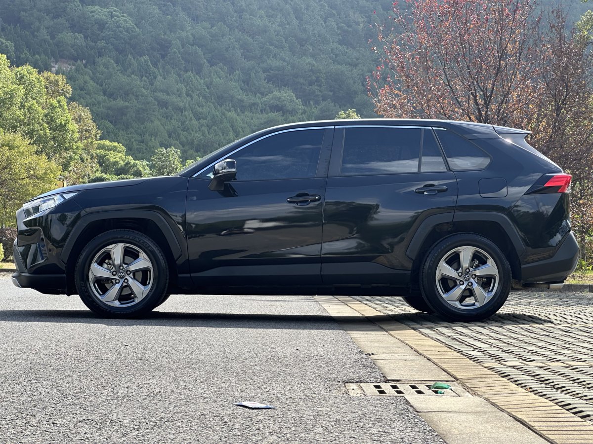 2022年11月豐田 RAV4  2018款 榮放 2.0L CVT兩驅(qū)風(fēng)尚版