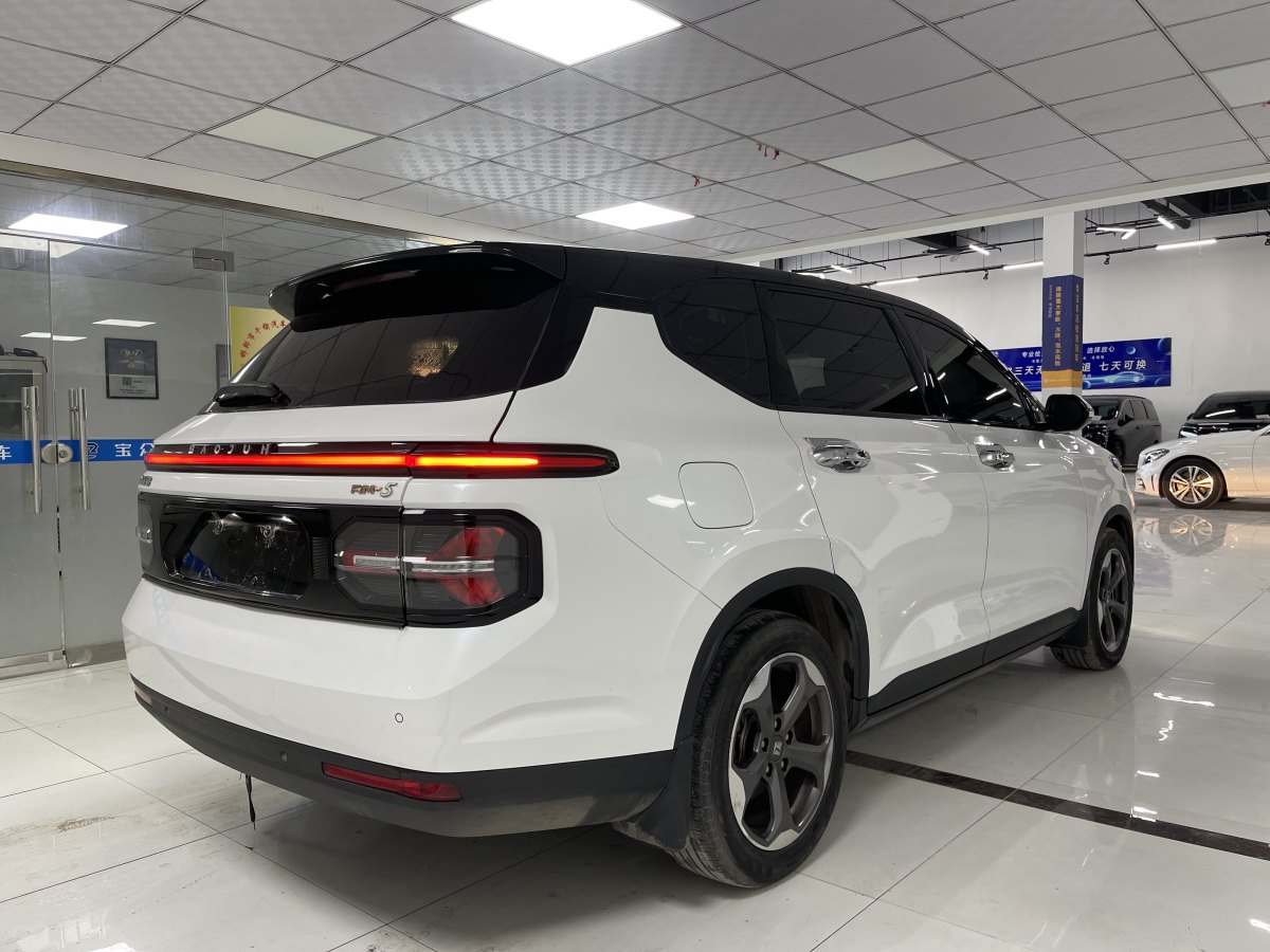 寶駿 RM-5  2019款 1.5T CVT 24小時(shí)在線尊貴型 7座圖片