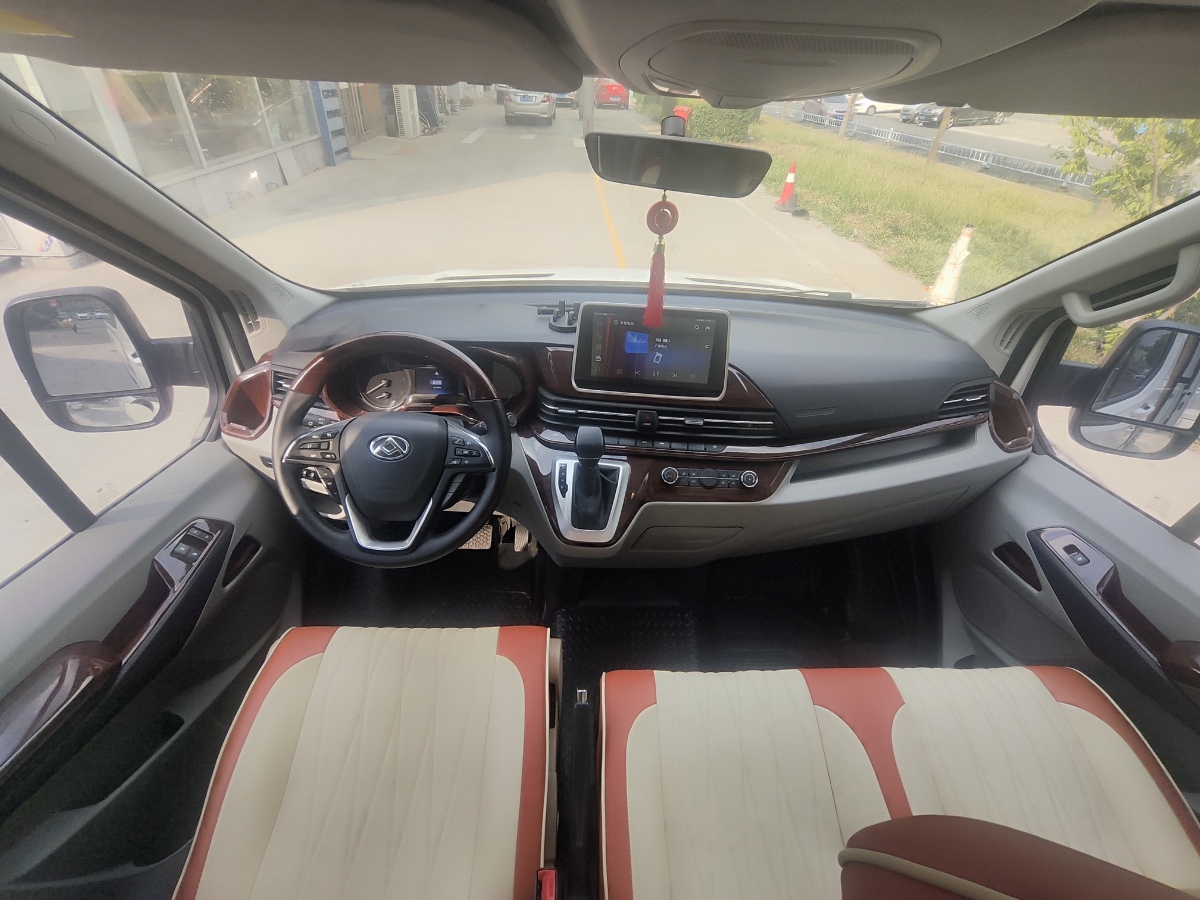 上汽大通 RV90  2021款 2.0T旅行家V90自行式B型房車豪華版縱床圖片