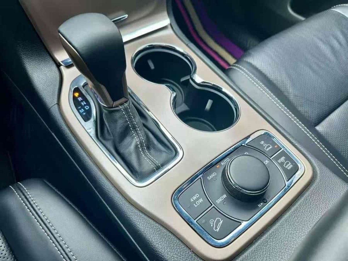 Jeep 大切諾基  2017款 3.0L 精英導(dǎo)航版圖片