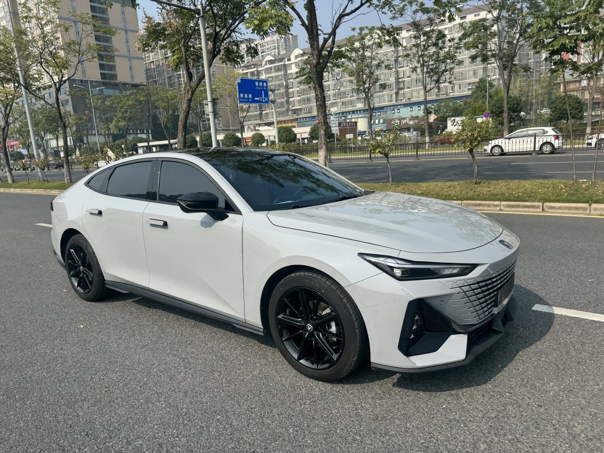 長安 長安UNI-V  2022款 1.5T 尊貴型圖片