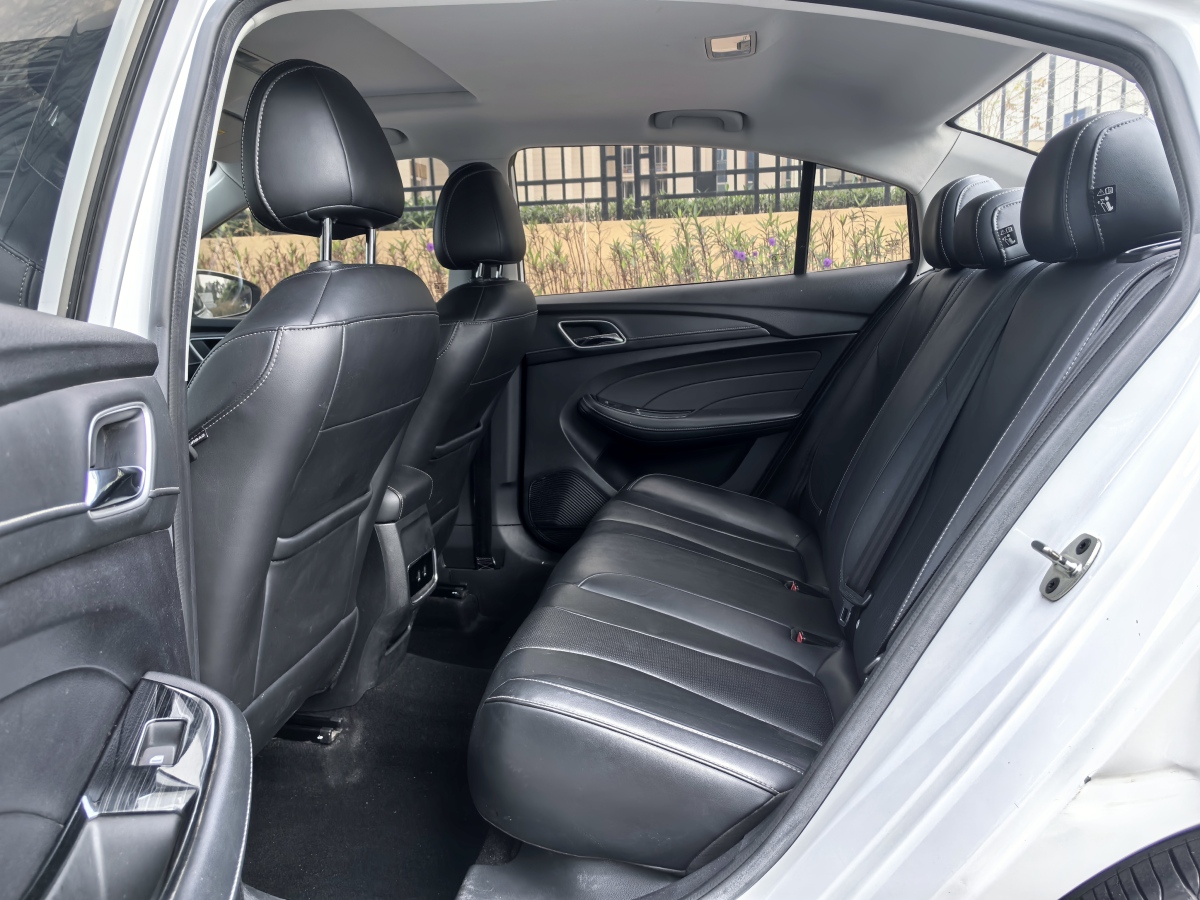 榮威 i5  2020款 1.5L 自動(dòng)4G互聯(lián)領(lǐng)豪版圖片
