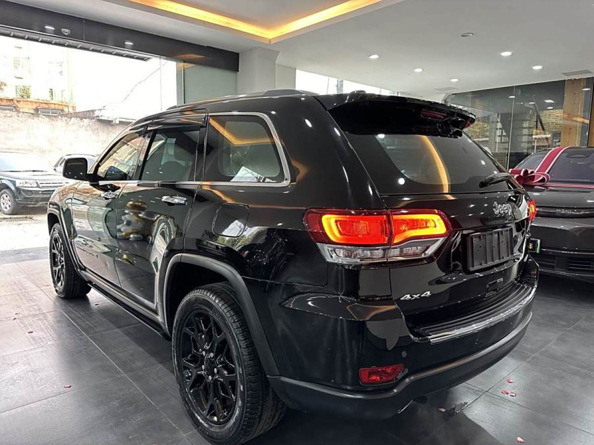 Jeep 大切諾基  2020款 3.0L 精英導(dǎo)航版圖片