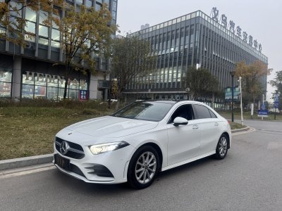 2020年5月 奔馳 奔馳A級(jí) 改款 A 200 L 運(yùn)動(dòng)轎車動(dòng)感型圖片