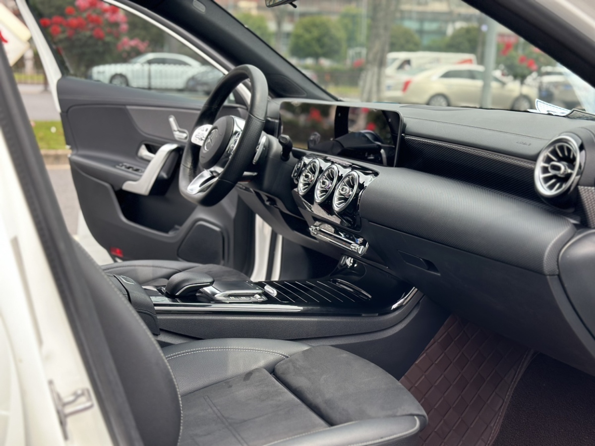 2020年6月奔驰 奔驰A级  2020款 改款 A 200 L 运动轿车时尚型