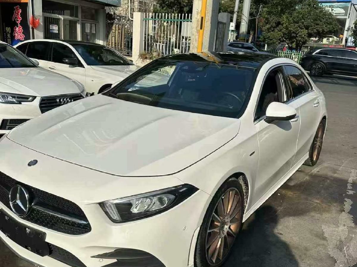 奔馳 奔馳A級(jí)  2019款  A 220 L 4MATIC 運(yùn)動(dòng)轎車(chē)圖片