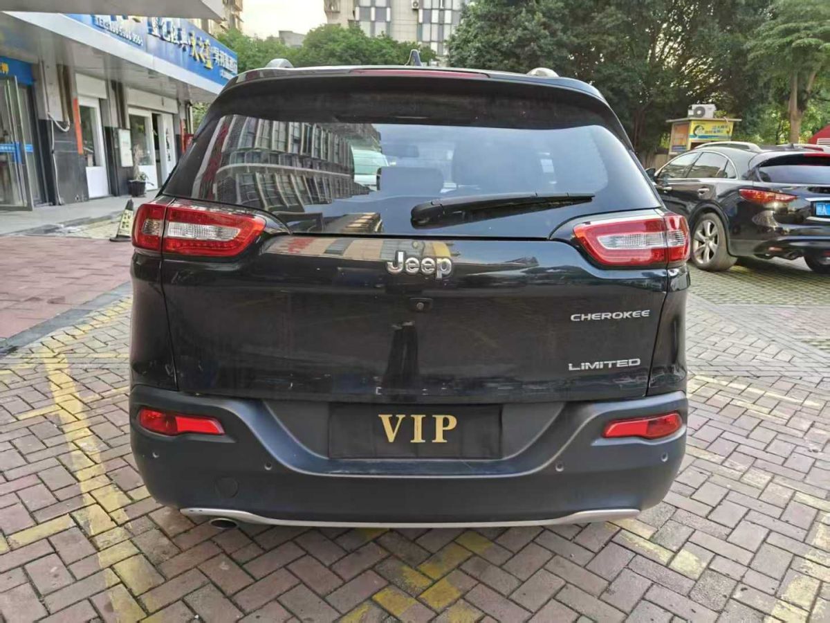 Jeep 自由俠  2018款 互聯(lián)大屏版 180T 自動智能版圖片