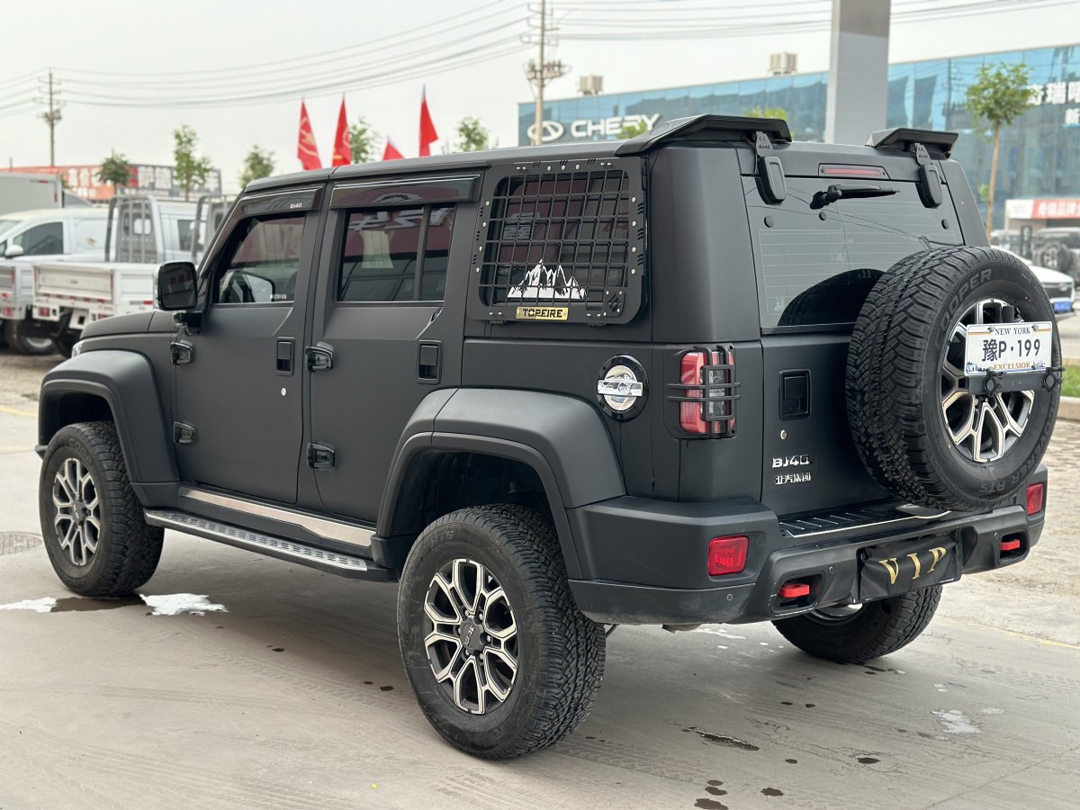北京 BJ40  2023款 2.0T 自動四驅(qū)城市獵人版?zhèn)b客型圖片