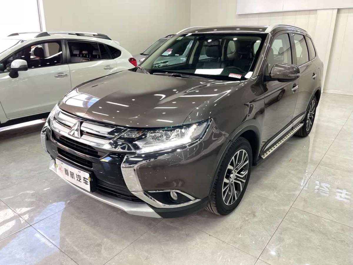 三菱 歐藍(lán)德  2018款 2.4L 四驅(qū)精英版 5座圖片