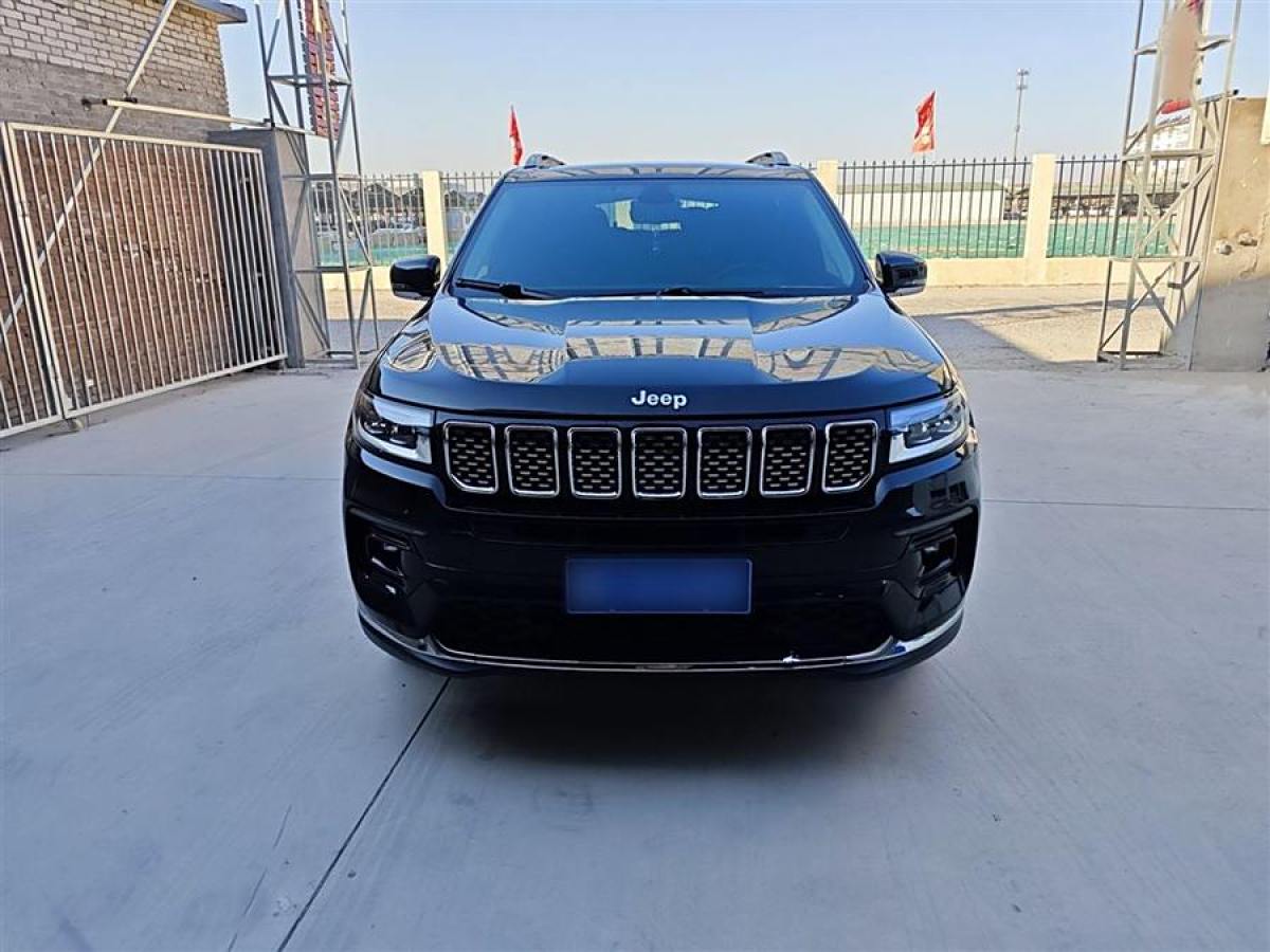 Jeep 大指揮官  2022款 2.0T 兩驅(qū)豪華版圖片