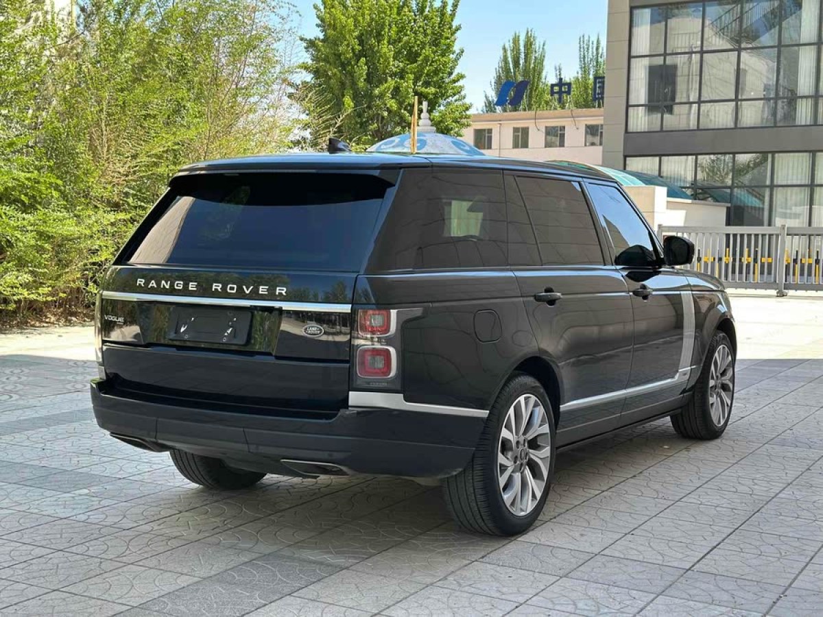 路虎 攬勝  2021款 3.0 L6 傳世加長(zhǎng)經(jīng)典版圖片