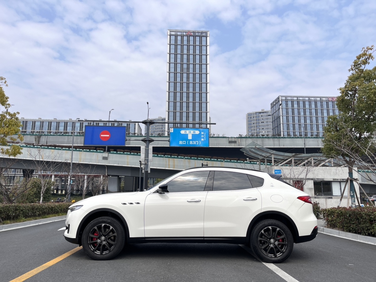 瑪莎拉蒂 Levante  2019款  3.0T 350Hp 標(biāo)準(zhǔn)版圖片