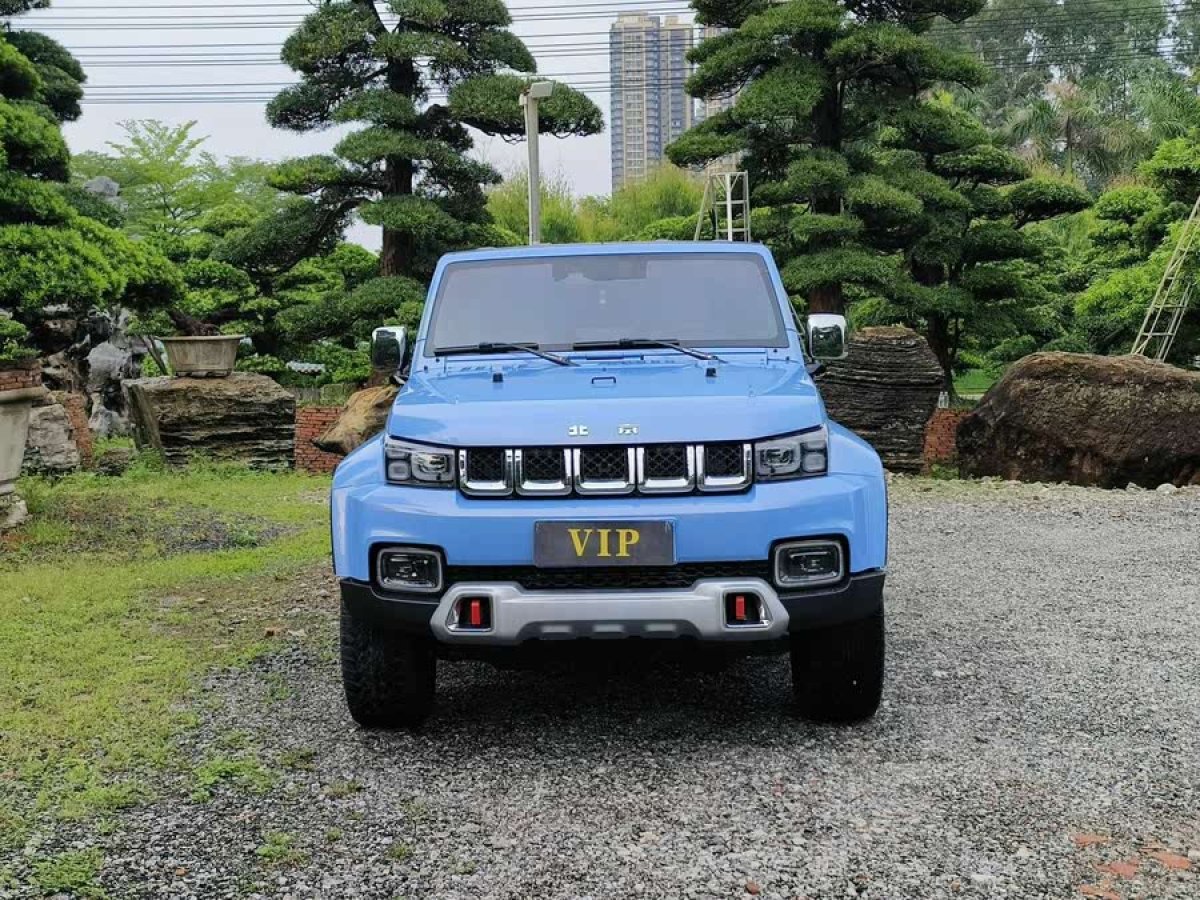 北京 BJ40  2023款 2.0T 自動四驅(qū)城市獵人版?zhèn)b客型圖片