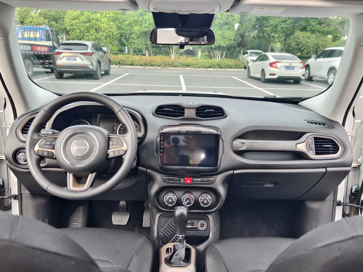 Jeep 自由俠  2018款 互聯(lián)大屏版 180T 自動高能版圖片