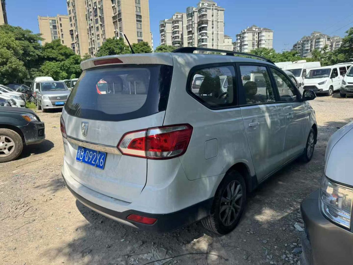 寶駿 730  2015款 1.8L 手動(dòng)豪華導(dǎo)航ESP版 7座圖片
